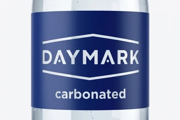 создать этикетку для воды как выглядит на бутылке:
бренд DAYMARK
размер:  8*8 см
фон этикетки синий как на бренде
цвет текста прозрачный
бренд занимает 70% лицевого изображения
под брендом текст: газированная