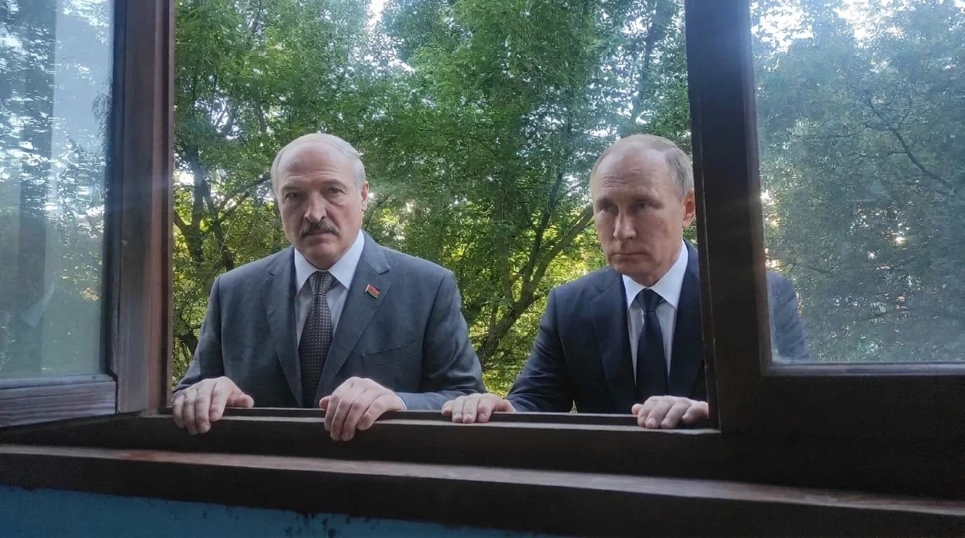 Не изменяя фото, композицию, добавь на фото не изменяя его президента Белорусии Лукашенко который держась за подоконник заглядывает в окно со стороны улицы