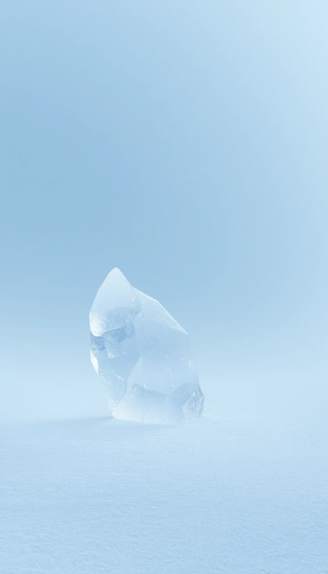 застывшая в абсолютной тишине. A fantasy disproportionately sized and asymmetrically positioned little high detail. soft background