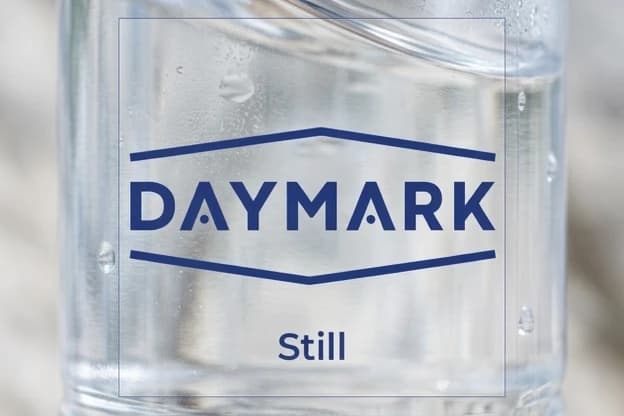 создать этикетку для воды:
бренд DAYMARK
размер:  8*8 см
фон прозрачный
бренд занимает 70% лицевого изображения
под брендом текст: негазированная