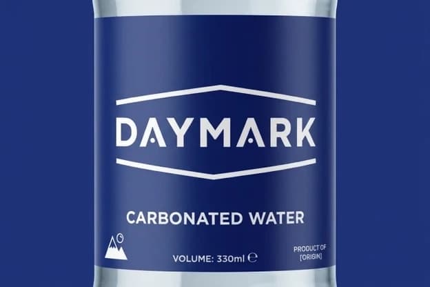 создать этикетку для воды:
бренд DAYMARK
размер:  8*8 см
фон синий как на бренде
бренд занимает 70% лицевого изображения
под брендом текст: газированная