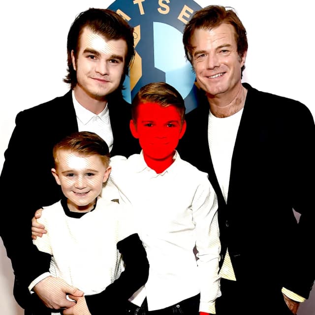 семейный портрет Cameron Monaghan With Joe Keery young Noah Snap and Robert sean leonard