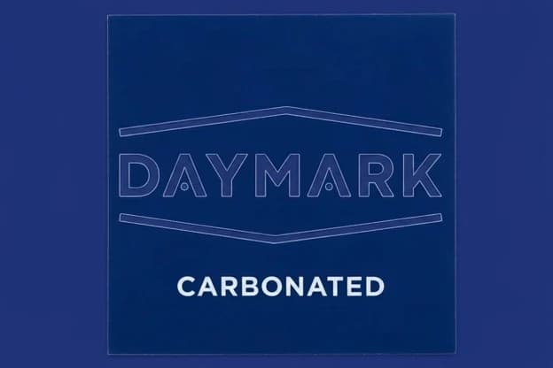 создать этикетку для воды:
бренд DAYMARK
размер:  8*8 см
фон синий как на бренде
цвет текста прозрачный
бренд занимает 70% лицевого изображения
под брендом текст: газированная