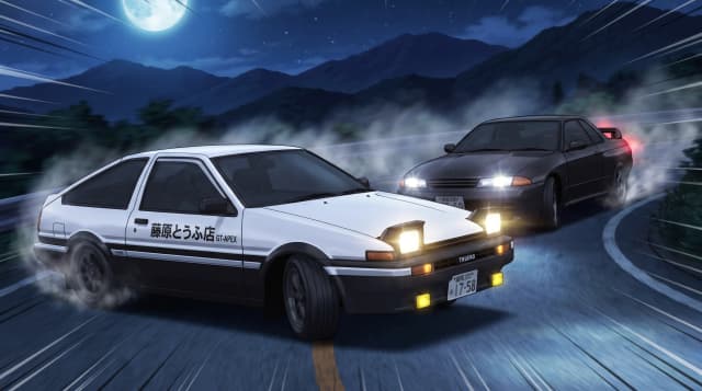 Initial D (Аниме), гонка, белая Toyota Sprinter Trueno GT-APEX AE86 и черная Nissan Skyline GT-R R32 едут по горной дороге, горящие фары, на фоне японских гор, эффект скорости, ночь с луной, шедевр, крупный план, стиль аниме с реалистичными деталями