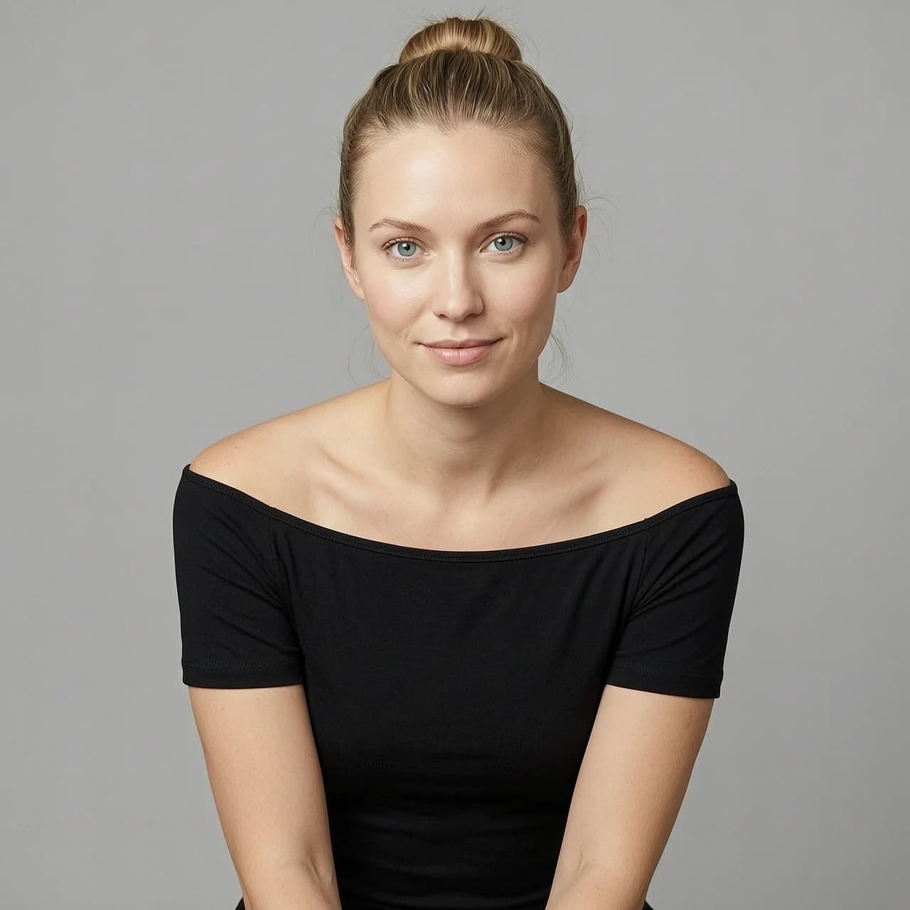 Молодая женщина (примерно 25–28 лет), стройная, светлая кожа, длинные волосы собраны на затылке, голубые/серые глаза, нейтральное уверенное выражение лица с лёгкой полуулыбкой. На ней: Чёрный топ с открытыми плечами. Поза: слегка наклонена вперёд, руки опущены, плечи расслаблены.