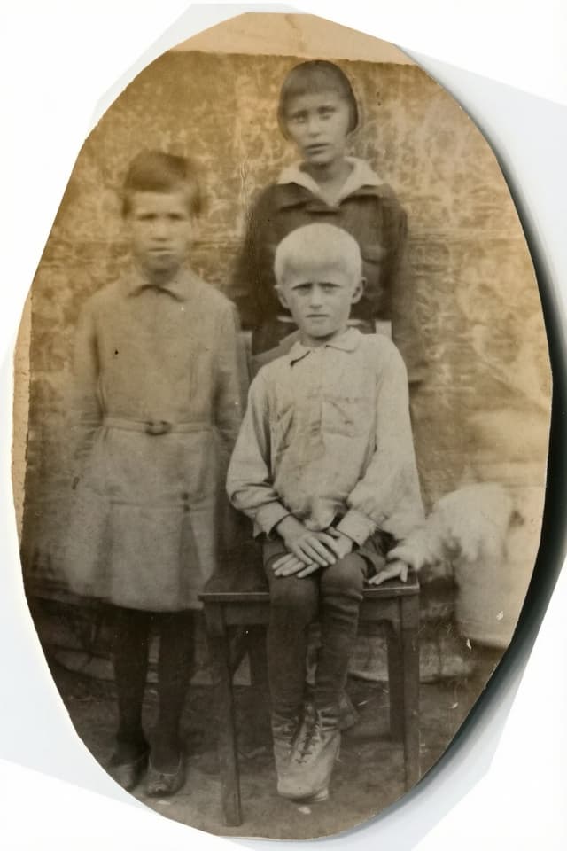 Улучши качество этого старого фото: восстанови детали, повысить резкость, убрать цифровой шум и артефакты сжатия, аккуратно улучшить контраст и освещение. Сохрани оригинальные лица, пропорции, позы и композицию. Не изменяй внешность людей, не дорисовывай новые элементы, не применяй стилизацию. Без эффекта пластиковой кожи, без перерисовки, без художественных фильтров. Максимально фотореалистично.