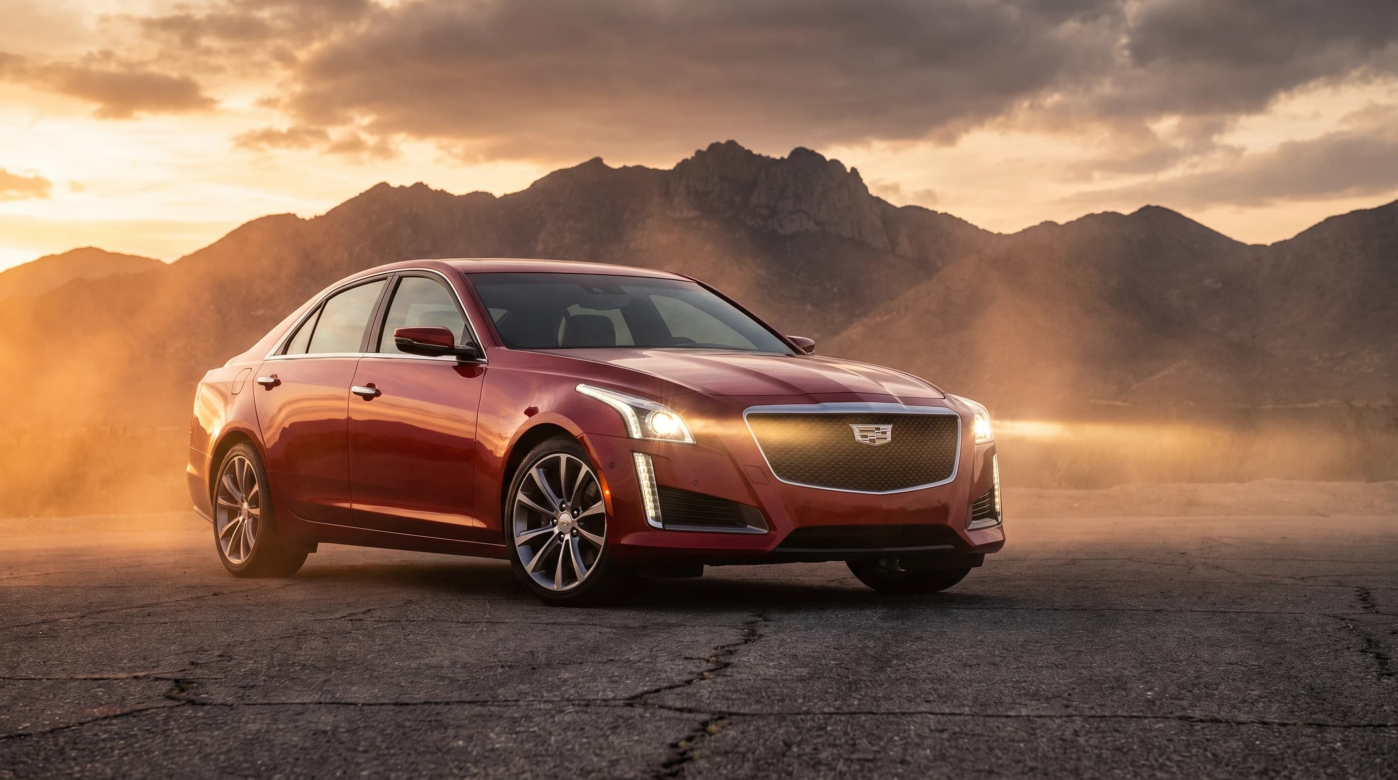Cadillac CTS, красный окрас, стоит на асфальте, эпичный ракурс, оранжевые лучи, горящие фары, кинематографичная съёмка, шедевр
