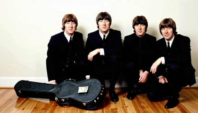 Поставь вместо трёх людей справа группу Beatles. На пол положи гитарный чехол с небольшим количеством монет