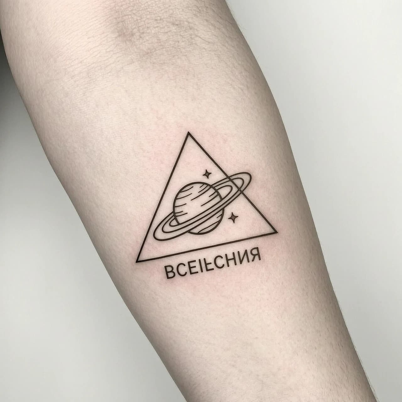 Минималистичная тату Вселенная в треугольнике